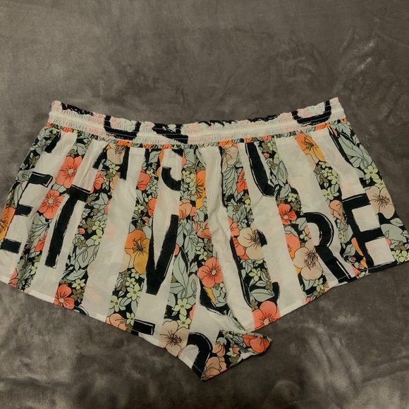 Victoria Secret Shorts - Picture 3 of 4